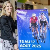 Le patron de l'épreuve Richard Chassot, à droite, pose avec l'affiche de la 4e édition du Tour de Romandie féminin aux côtés de Corinne Rimet, manager exécutive, lors de l'"étape gourmande" vendredi à Montreux. KEYSTONE/JEAN-CHRISTOPHE BOTT
